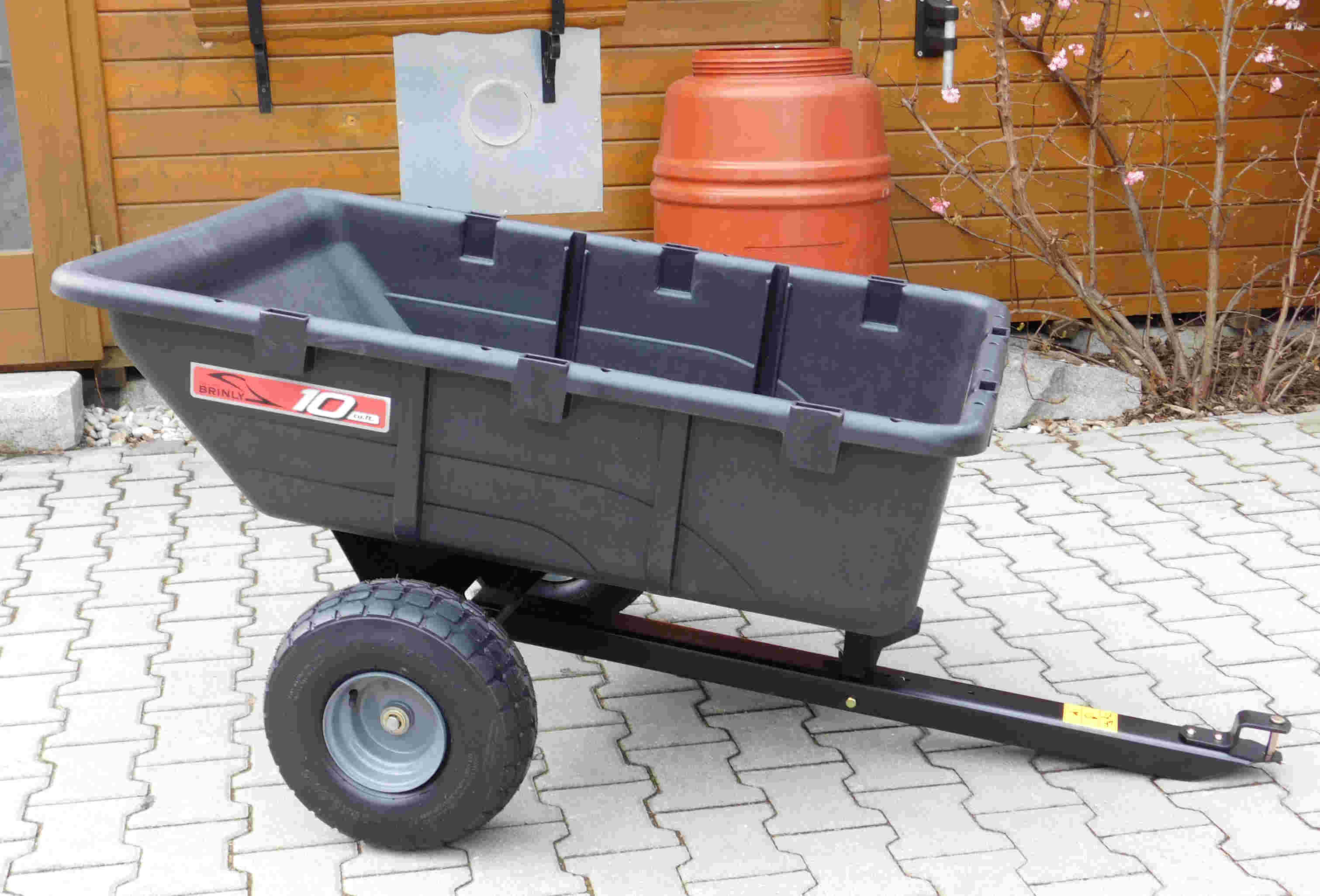 Brinly Anhänger PCT10BH mit sehr stabiler Kunststoffwanne für Rasentraktor 295 kg