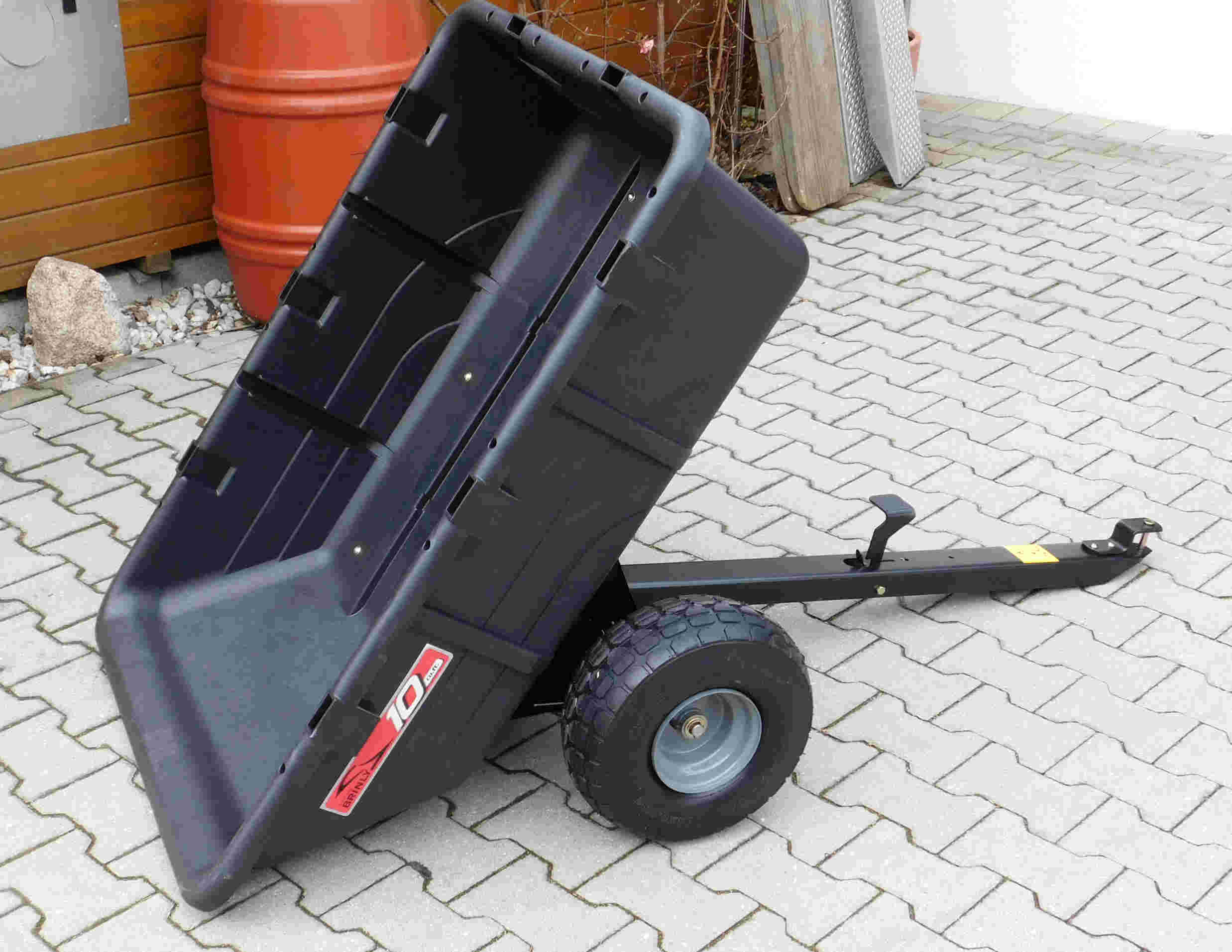 Brinly Anhänger PCT10BH mit sehr stabiler Kunststoffwanne für Rasentraktor 295 kg